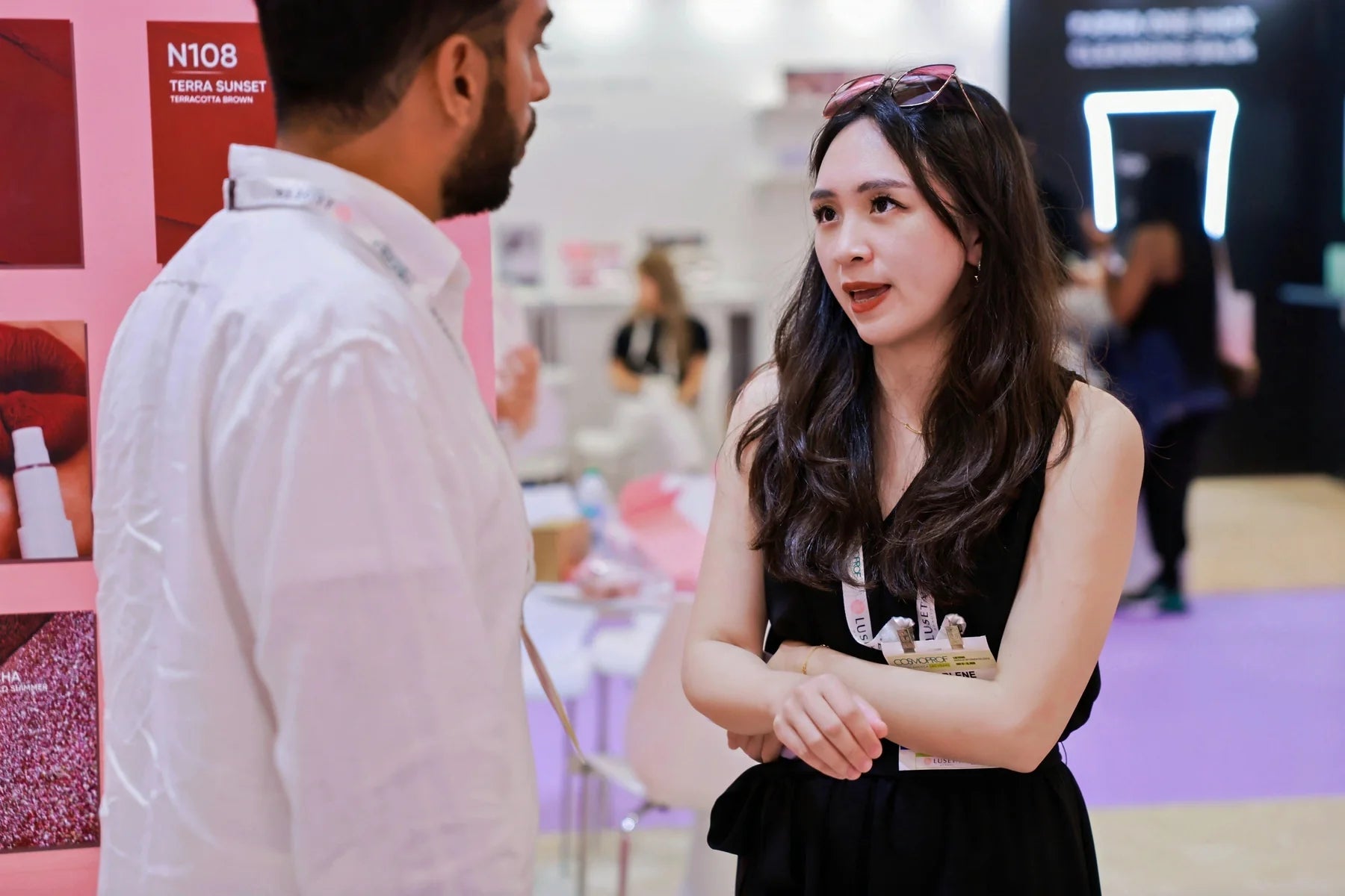 A conversation beside the booth brings the brand presentation into a more personal setting.